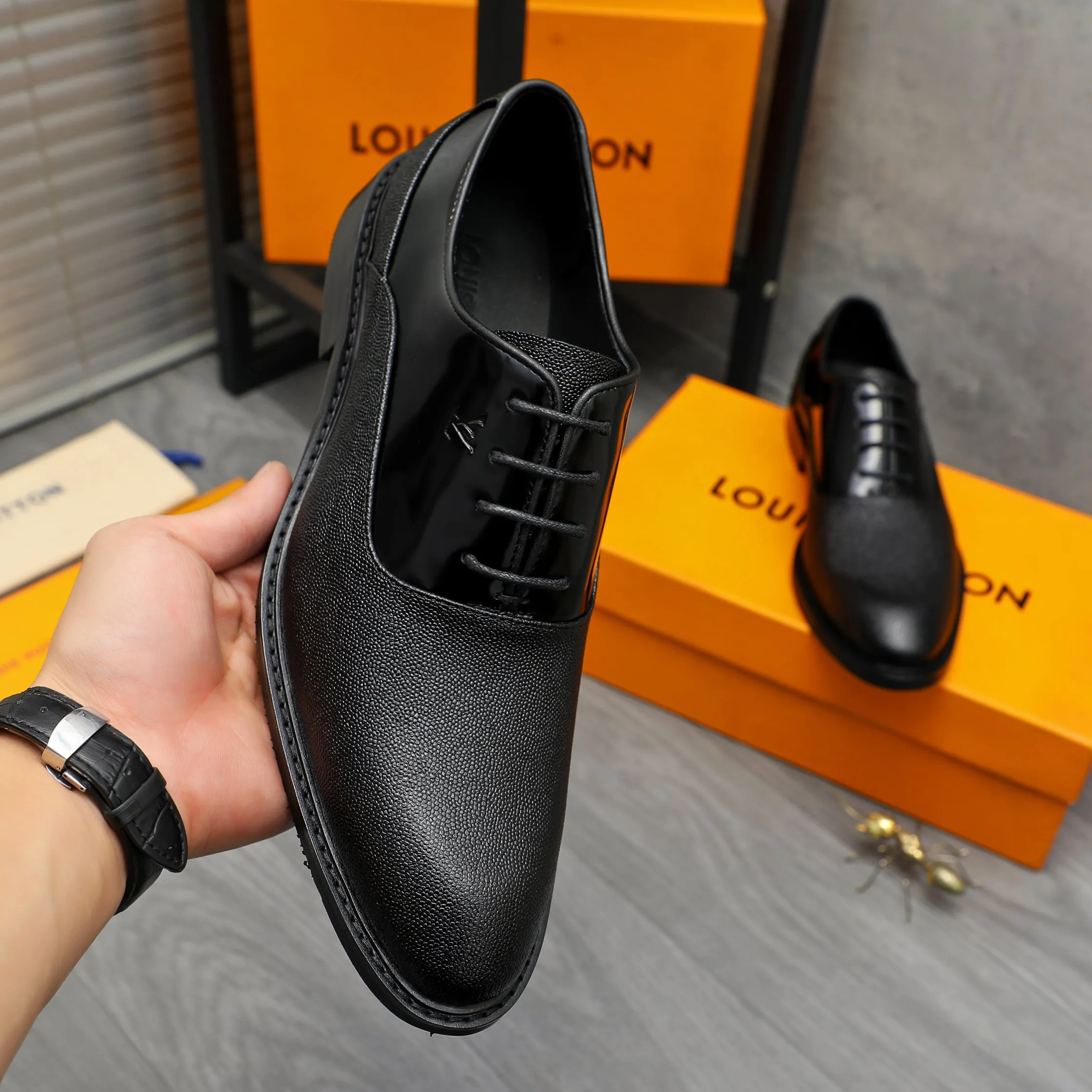 Men's men's shoes 💰p460 Product trademark: LV (Louis Vuitton) business lace-up formal leather shoes. Regular size: 39-44 (38.45 custom-made, non-returnable) Product materials: Selected grained cowhide stitching pearlized cowhide upper, cowhide lining, original rubber outsole